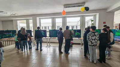 Fyzická inštalácia, žiaci pri monitoroch